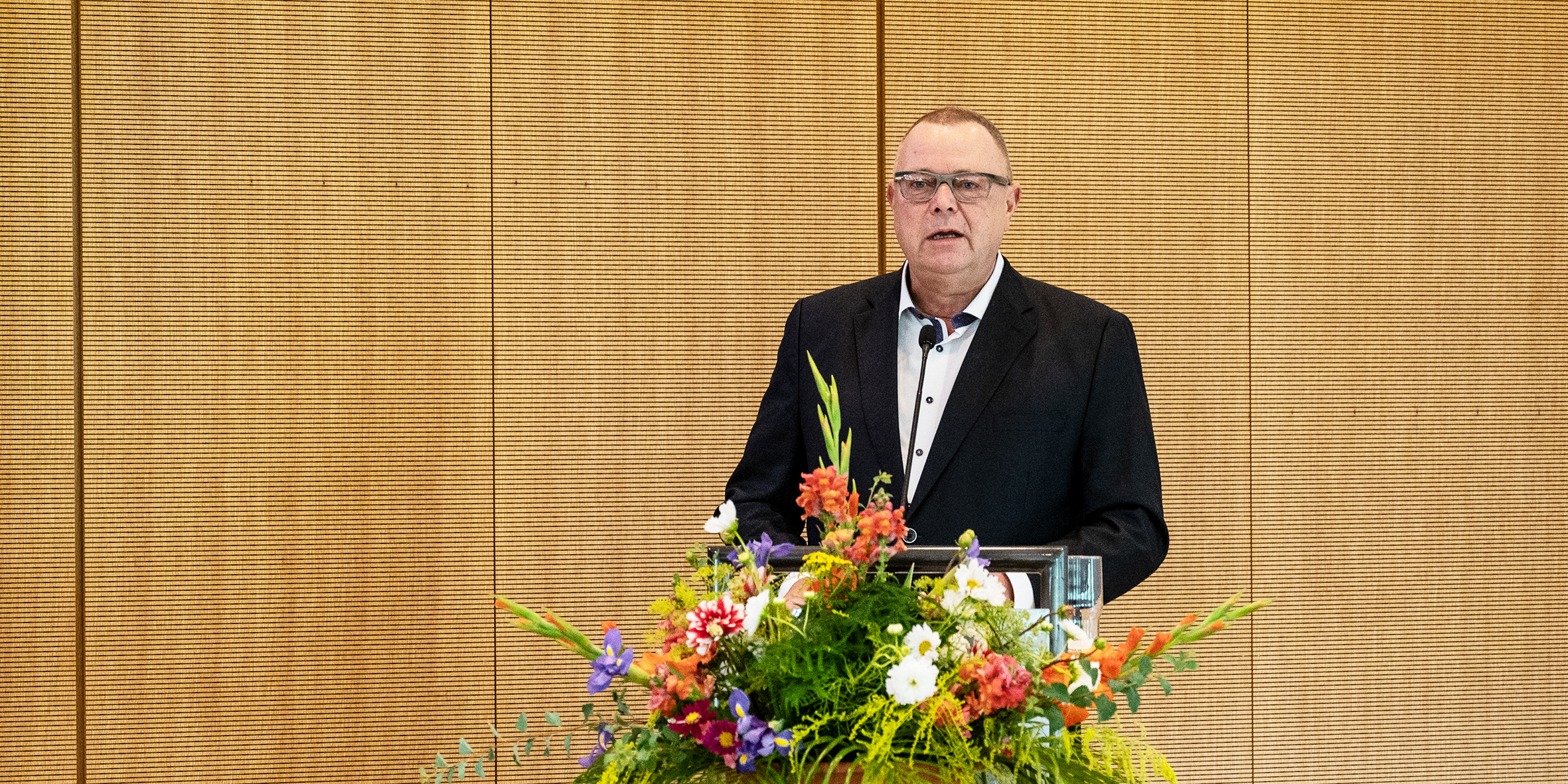 öffnet Foto und zeigt den Innenminister Michael Stübgen bei der feierlichen Zeugnisübergabe 2023 im Kleist Forum Frankfurt (Oder)