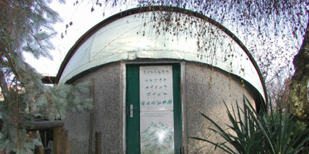 öffnet Fotos mit dem Beobachtungsgebäude auf dem Großen Ravensberg 