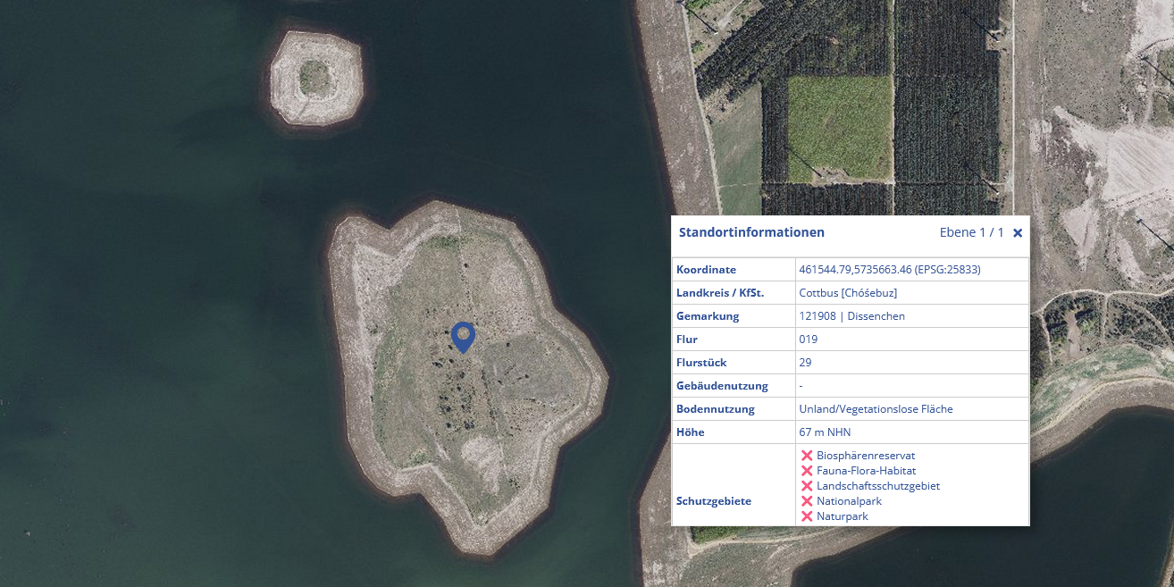 öffnet Luftbildaufnahme einer Insel im Cottbuser Ostsee aus dem BRANDENBURGVIEWER mit Standortinformationen