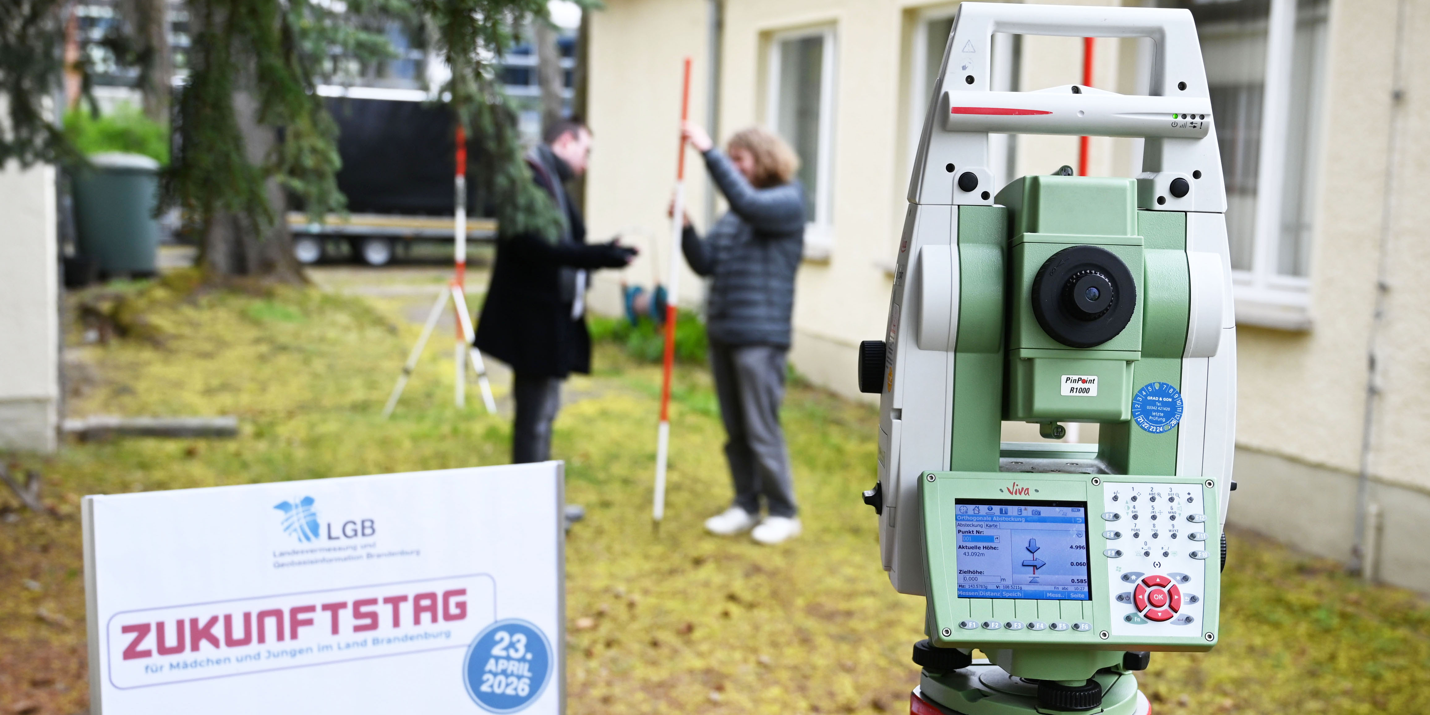 öffnet Foto vom Zukunftstag 2026. Zu sehen ist eine Vermessungsübung im Gelände