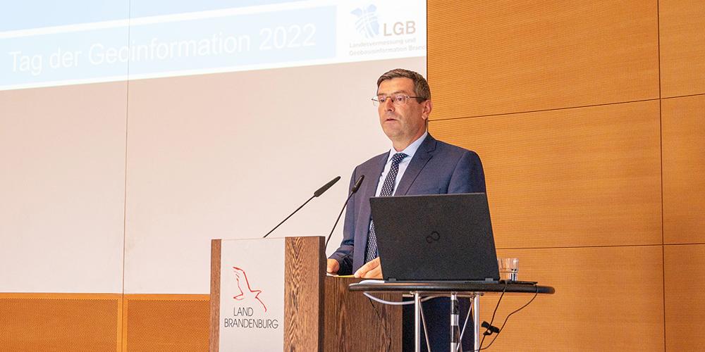 Staatsekretär Uwe Schüler beim Tag der Geoinformation 2022 im Brandenburg-Saal der Staatskanzlei 