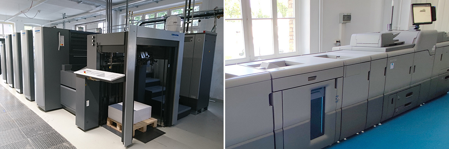 Foto: Offsetdruckmaschine Heidelberg Speedmaster (links), Digitaldrucksystem RICOH 7200 (rechts)