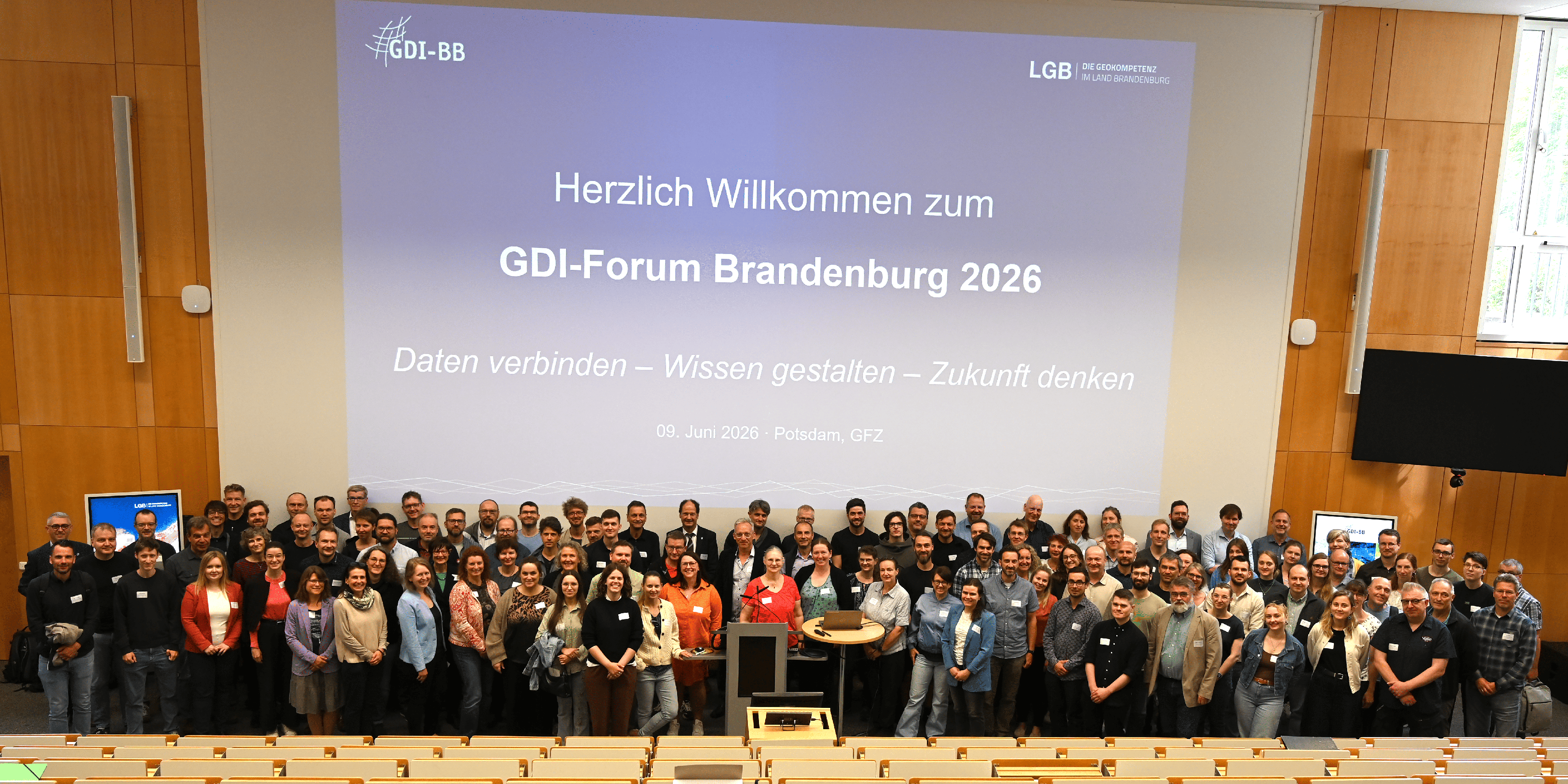 zeigt Foto mit einem Gruppenbild der Teilnehmerinnen und Teilnehmer des GDI-Forums