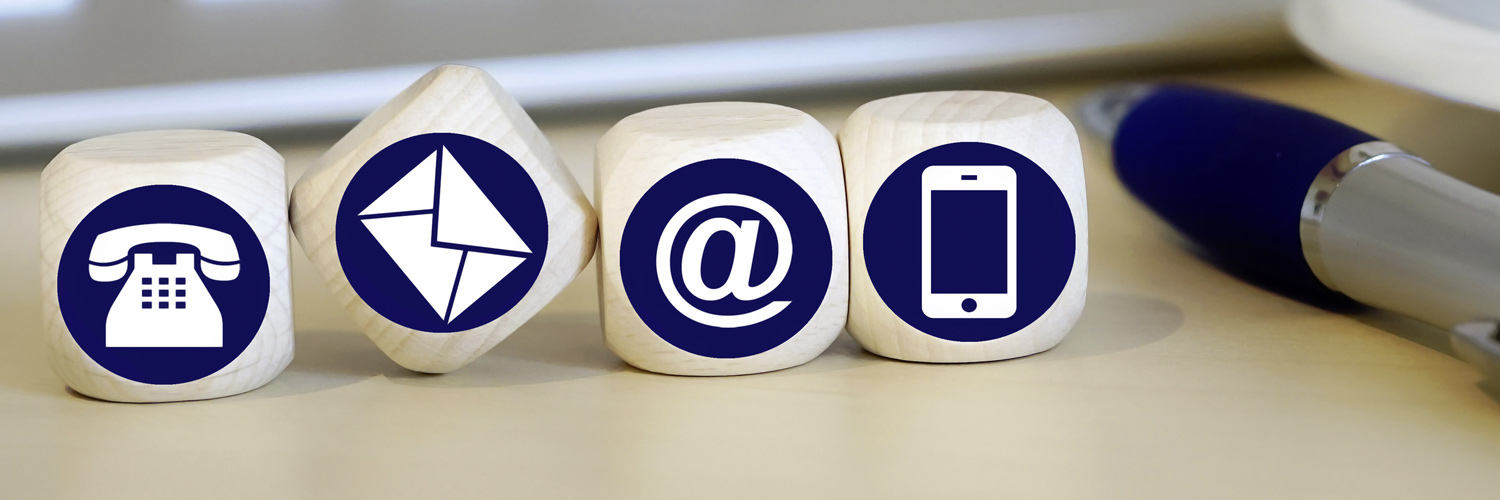 Symbolbild: 4 Würfel mit Bildern für Telefon, E-Mail, Brief, Handy 