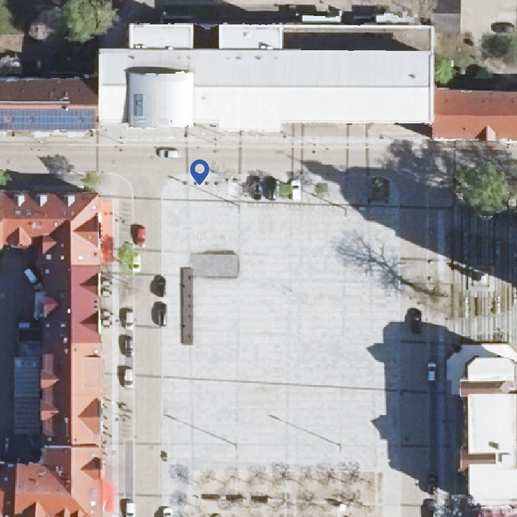 öffnet Luftbild und zeigt den Standort des Kontrollpunktes auf dem Marktplatz in Lübben