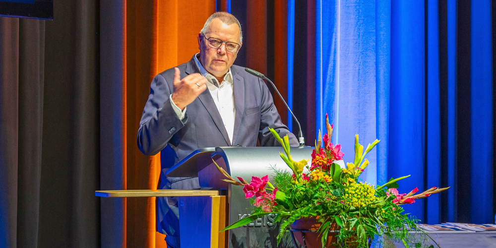 Foto: Innenminister Michael Stübgen bei der feierlichen Zeugnisübergabe 2024 im Kleist Forum Frankfurt (Oder)