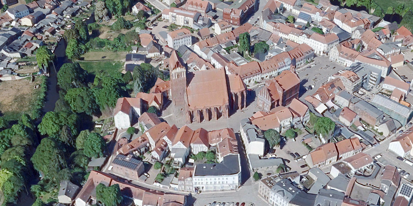 öffnet einen Screenshot aus dem BRANDENBURGVIEWER mit einer 3D-Ansicht der Stadt Perleberg. Darauf zu sehen ist der Stadtkern mit Kirche