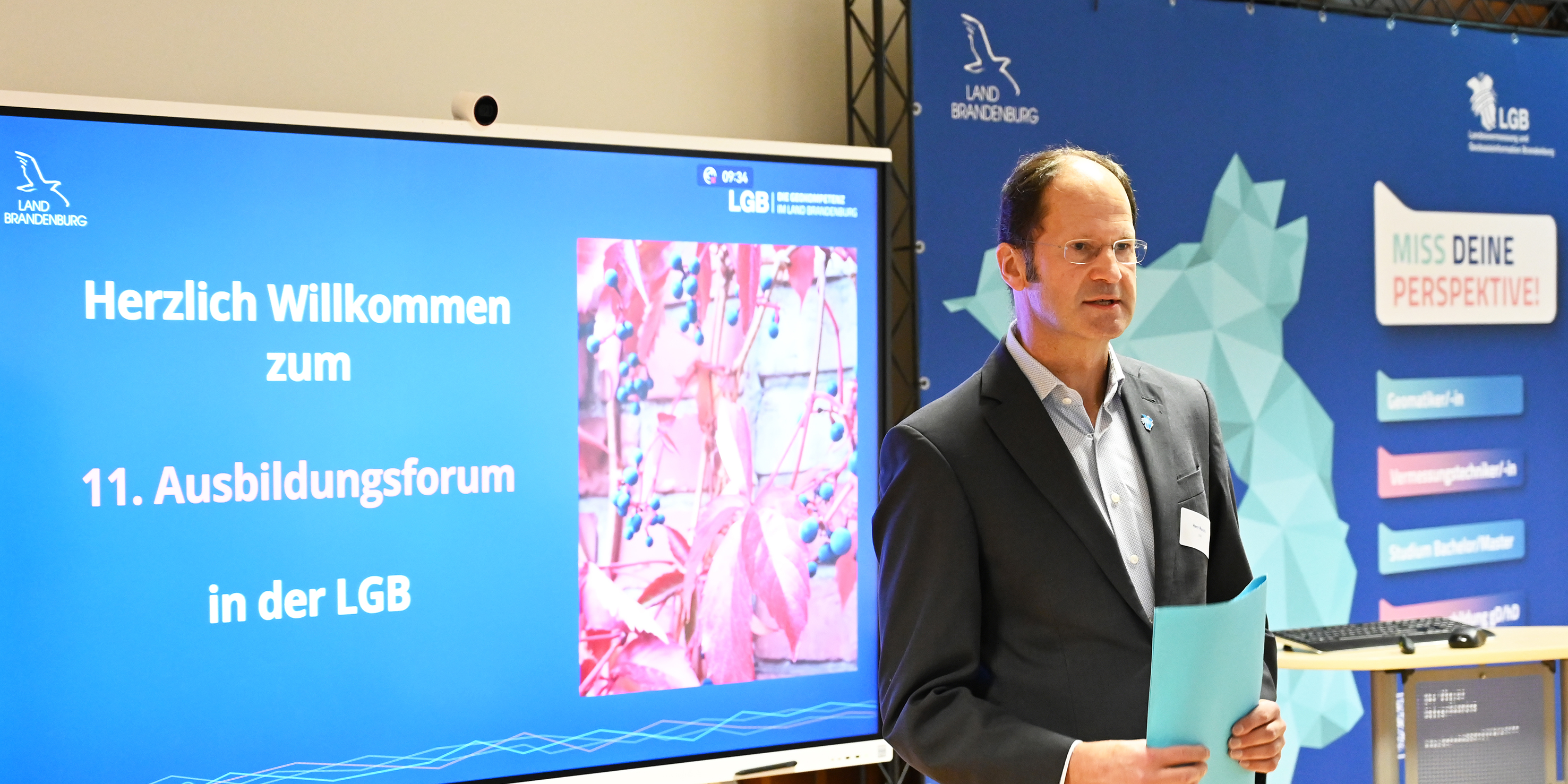 öffnet Foto der Begrüßung durch Thomas Rauch (Stellvertreter der Geschäftsführung der LGB)