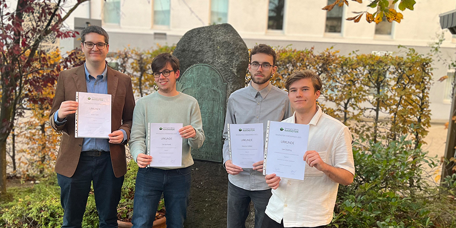 öffnet Foto von den Preisträgern des diesjährigen Ravensteinpreiseis - Glückliche Preisträger bei der Verleihung in Braunschweig: Anton Both, Ole Borchardt, Maurice Holfeld und Levi Doering (v.l.n.r.)