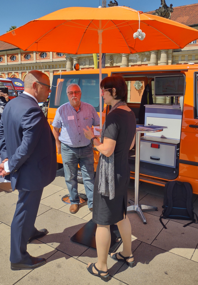 öffnet Foto und zeigt Gisela Fabian, Geschäftsführerin der LGB, im Gespräch mit Innenminister Michael Stübgen und Jörg Richter (LGB)