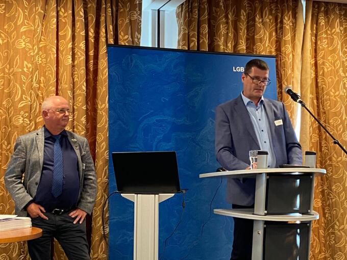 öffnet Foto von Dirk Schneider, Kataster- und Vermessungsamt Uckermark (l.) und Heiko Sy (r.), Landesamt für Ländliche Entwicklung, Landwirtschaft und Flurneuordnung (LELF) 
