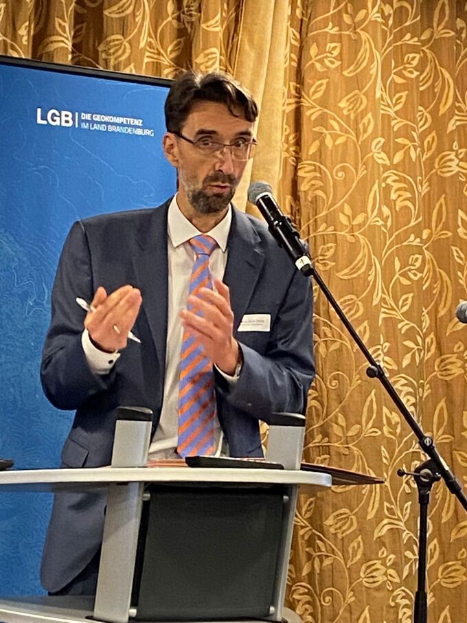 öffnet Foto von Hans-Ulrich Tegge, Vizepräsident der Notarkammer Brandenburg beim Vortrag