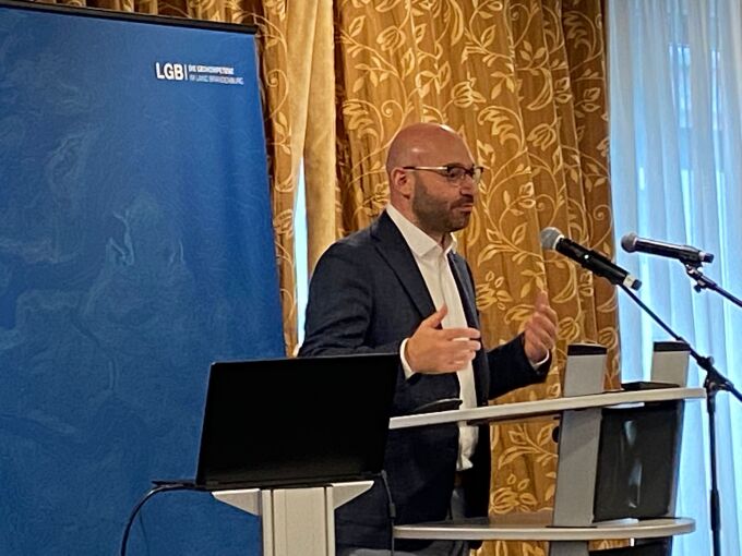 öffnet Foto von René Wilke, Minister des Innern und für Kommunales des Landes Brandenburg (MIK) bei der Begrüßung