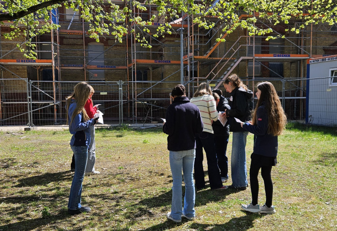 öffnet Foto vom Zukunftstag: Zu sehen sind Schülerinnen beim Geocaching