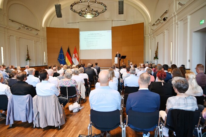 öffnet Foto mit einer Ansicht der Festveranstaltung "35 Jahre Gutachterausschüsse für Grundstückswerte" im Brandenburg-Saal der Staatskanzlei in Potsdam 