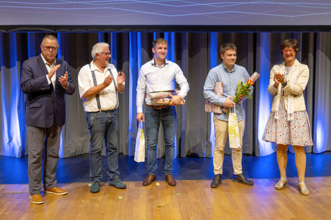 öffnet Foto: Der jahrgangsbeste Vermessungstechniker Anton Heidrich (Vermessungsbüro Strese & Rehs) und der jahrgangsbeste Geomatiker Pascal Friebe (LGB) gemeinsam mit Innenminister Michael Stübgen, Gisela Fabian (LGB) und Uwe Krause (BDVI)