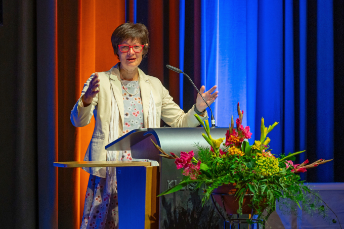öffnet Foto: Die Geschäftsführerin der LGB, Gisela Fabian, bei der Begrüßung im Kleist Forum Frankfurt (Oder)