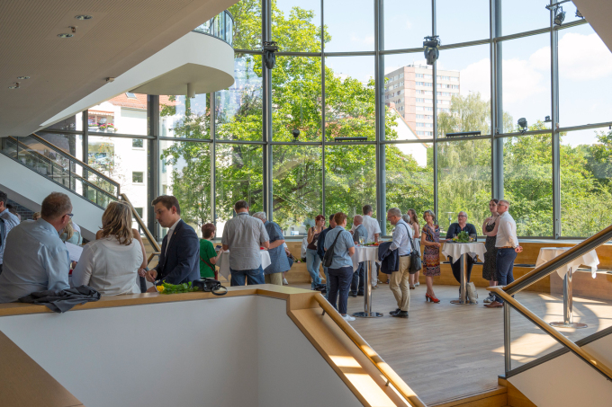 öfnet Foto: Gespräche nach der Zeugnisübergabe im Foyer des Kleistforum Frankfurt (Oder)
