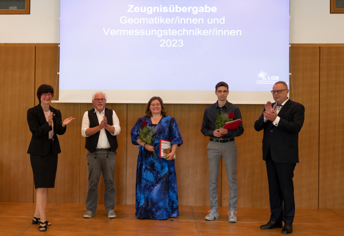 öffnet Foto und zeigt die jahrgangsbeste Geomatikerin Katharina Ludewig (LGB) und der jahrgangsbeste Vermessungstechniker Fabian Schneck (Kataster- und Vermessungsamt Märkisch-Oderland) bei der Ehrung mit Präsenten durch den Innenminister Michael Stübgen, die Geschäftsführerin der LGB Gisela Fabian und den Bezirksvorsitzenden des VdV Uwe Krause Krause.