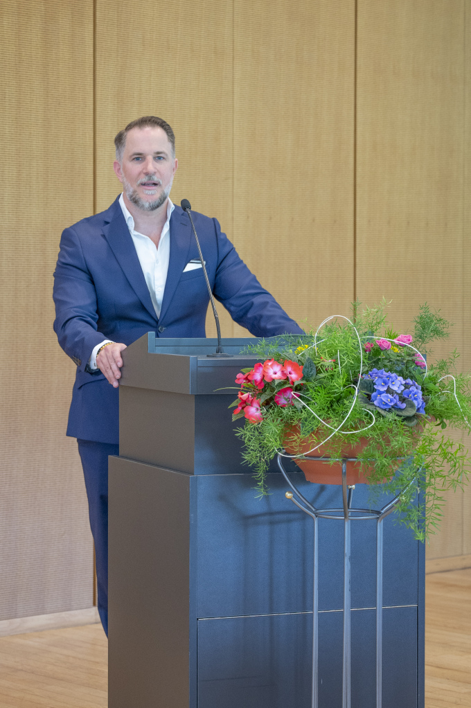 Robert Tscherny (LGB) bei der Moderation