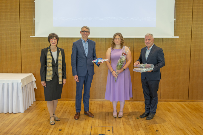 Die jahrgangsbeste Vermessungstechnikerin wurde durch die Präsidentin der LGB Gisela Fabian, den Vorsitzenden des DVW Stefan Wagenknecht und Rainer Grieger (Abteilungsleiter MIK) geehrt (v.l.n.r.).