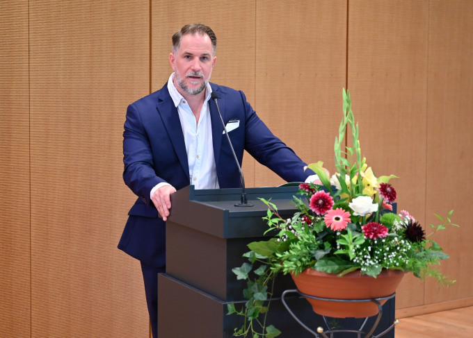 öffnet Foto von Robert Tscherny (LGB) bei der Moderation