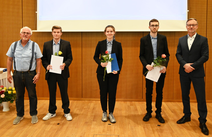 öffnet Foto von der Übergabe der Prüfungszeugnisse im Bereich Geomatik