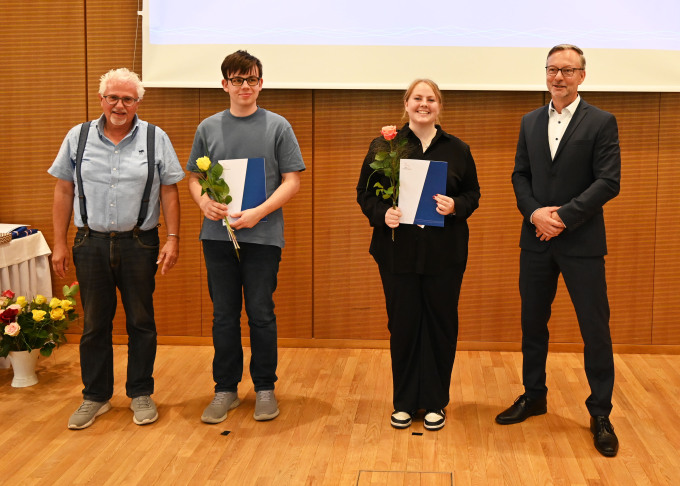 öffnet Foto von der Übergabe der Prüfungszeugnisse im Bereich Geomatik
