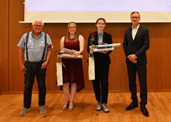 öffnet Foto bei der Ehrung der jahrgangsbesten Vermessungstechnikerin Leonie Berger (Katasterbehörde Oberhavel) und der jahrgangsbesten Geomatikerin Josephine Abram (LGB) durch den Geschäftsführer der LGB Matthias Pawlitzky sowie den stellvertretenden Landesvorsitzenden des VDV Berlin/Brandenburg Uwe Krause.