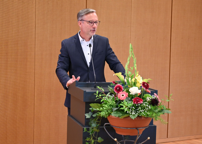 öffnet Foto von Matthias Pawlitzky, Geschäftsführer der LGB (Landesvermessung und Geobasisinformation Brandenburg) beim Grußwort