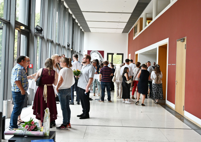 öffnet Foto vom Ausklang im Foyer
