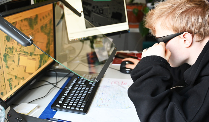 öffnet Bild mit einem Jungen und einer 3D-Brille beim Erstellen von amtlichen Höhenmodellen