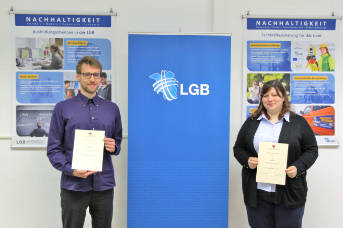 Swen Schröder und Janin Blank mit ihren Ernennungsurkunden