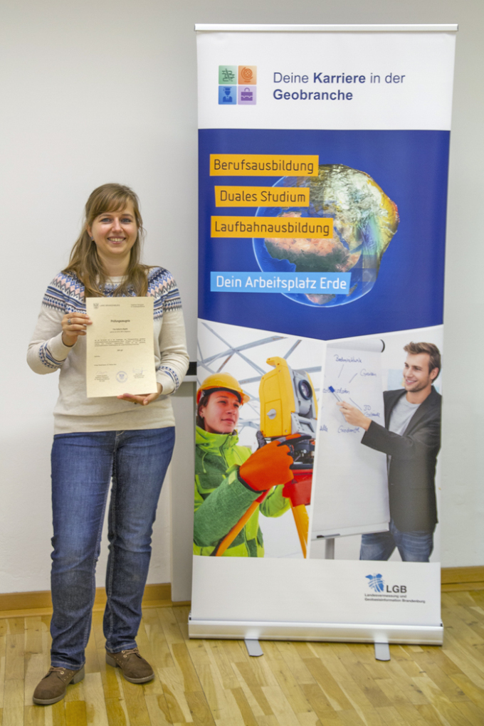 Katharina Bigalke mit ihrem Abschlusszeugnis