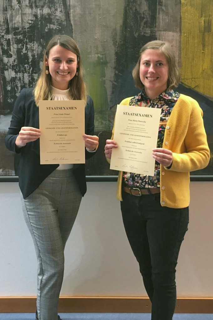Linda Püngel und Maria Panoscha nach erfolgreicher Prüfung