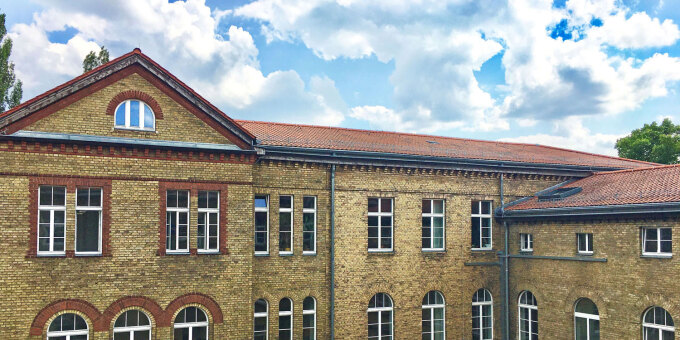 Denkmalgeschützte Fassade der LGB in der Heinrich-Mann-Allee 103