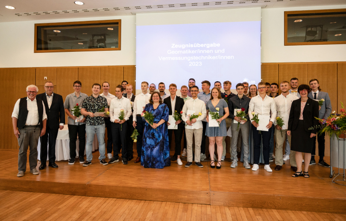 öffnet Foto und zeigt Geomatikerinnen und Geomatiker sowie Vermessungstechnikerinnen und Vermessungstechniker nach der feierlichen Zeugnisübergabe im Kleist Forum Frankfurt (Oder)