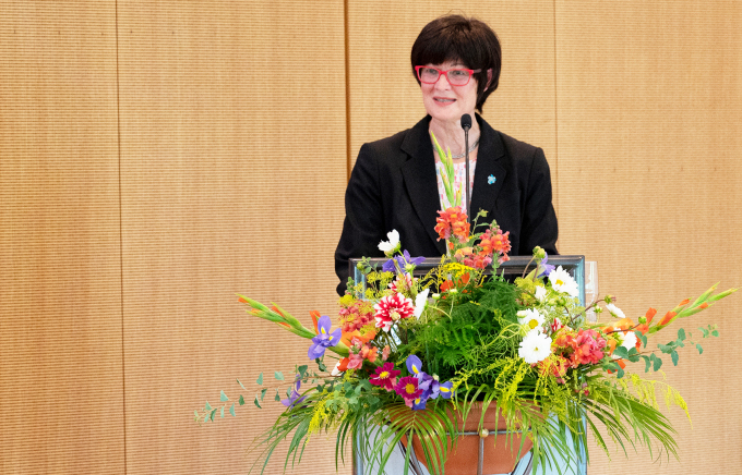 öffnet Foto und zeigt die Geschäftsführerin der LGB Gisela Fabian bei der Begrüßung anlässlich der feierlichen Zeugnisübergabe 2023 im Kleist Forum Frankfurt (Oder)