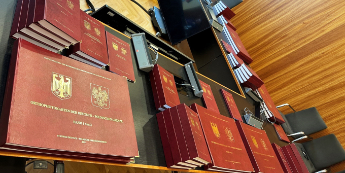 öffnet Foto mit dem neun Bände und 1.672 Seiten umfassenden Grenzurkundenwerk