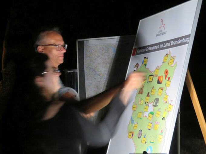 Foto: Kuriose Ortsnamen bei Flutlicht