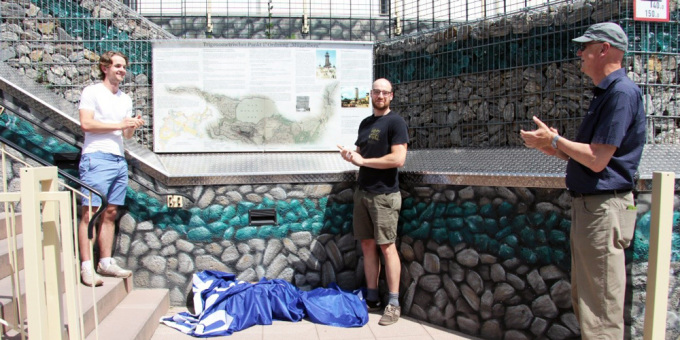 Foto: Einweihung der Informationstafel auf dem Kleinen Müggelberg in Berlin durch Vertreter der LGB und des DVW Berlin-Brandenburg e.V.