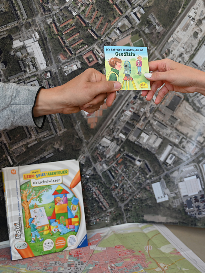 Foto: Übergabe der Pixi-Bücher „Ich habe eine Freundin, die ist Geodätin“ an den Kindergarten Kasimir & Suse im Brunnenviertel in Potsdam 