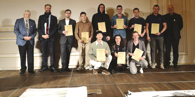 öffnet Gruppenfoto der Preisträgerinnen und Preisträger des Ravenstein-Förderpreises 2023 mit den Auszubildenden der LGB, Matthias Bryn und Pascal Friebe, in der zweiten Reihe neben Dr. Horst Schöttler und Prof. Mark Vetter, Vorsitzender der Kartographie-Stiftung Ravenstein 
