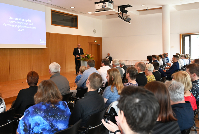 öffnet Foto und zeigt den Innenminister Michael Stübgen bei der feierlichen Zeugnisübergabe 2023 im Kleist Forum Frankfurt (Oder)