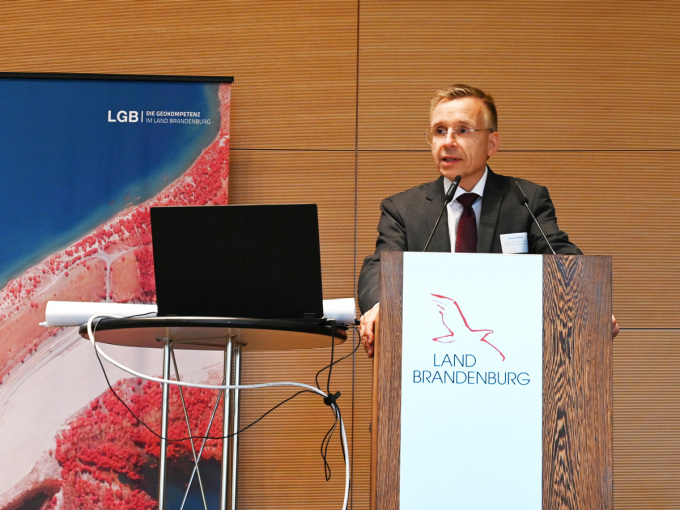 Herr Stolper, Staatssekretär im MIK 