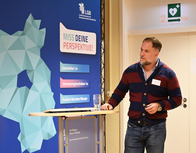 öffnet Foto von Robert Tscherny (LGB)