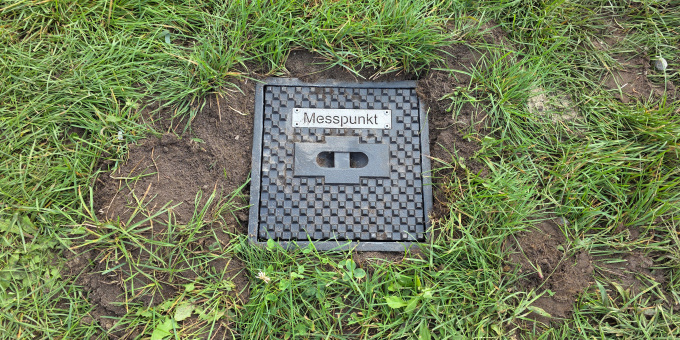 öffnet Foto eines im im Boden stabil vermarkten Prüfpunkts